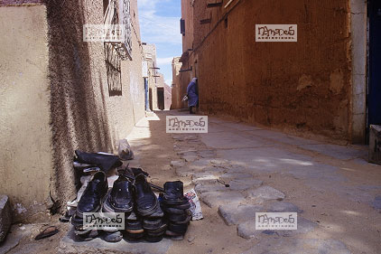 Sahara, Hoggar, Tamanrasset, ruelle, cordonnier en plein air, chaussures