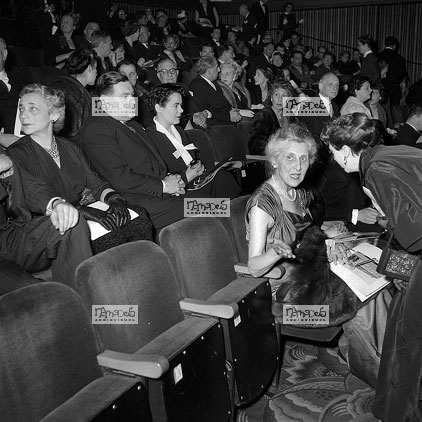 Paris, 07-05, Paramount, gala pour l'enfance dsrite, la Baronne de Rothschild, Mr le Ministre Coste-Floret