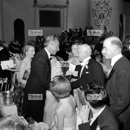 Paris, 19-05, Moulin Rouge, Bal des Petits Lits Blancs, Mr Vincent Auriol, Gary Cooper, Charles Vanel, Gisle Pascal, Bing Crosby, Charly Chaplin, Lily Pons, Aga Khan, Le Toumchin ???, Mme La Baronne de la Sellire