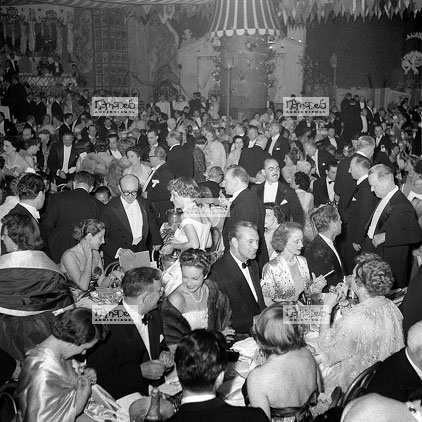 Paris, 19-05, Moulin Rouge, Bal des Petits Lits Blancs, Mr Vincent Auriol, Gary Cooper, Charles Vanel, Gisle Pascal, Bing Crosby, Charly Chaplin, Lily Pons, Aga Khan, Le Toumchin ???, Mme La Baronne de la Sellire