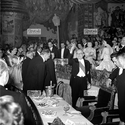 Paris, 19-05, Moulin Rouge, Bal des Petits Lits Blancs, Mr Vincent Auriol, Gary Cooper, Charles Vanel, Gisle Pascal, Bing Crosby, Charly Chaplin, Lily Pons, Aga Khan, Le Toumchin ???, Mme La Baronne de la Sellire