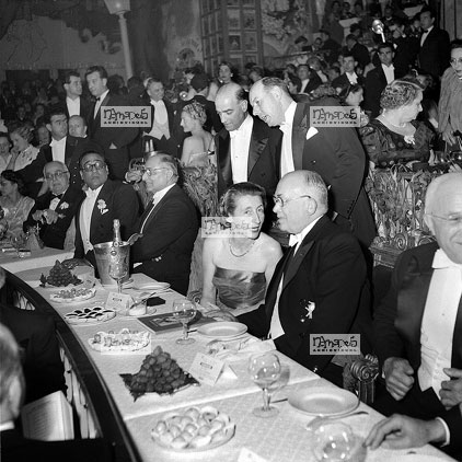 Paris, 19-05, Moulin Rouge, Bal des Petits Lits Blancs, Mr Vincent Auriol, Gary Cooper, Charles Vanel, Gisle Pascal, Bing Crosby, Charly Chaplin, Lily Pons, Aga Khan, Le Toumchin ???, Mme La Baronne de la Sellire