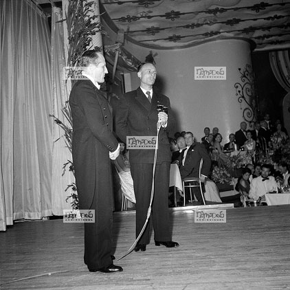 Paris, 19-05, Moulin Rouge, Bal des Petits Lits Blancs, Mr Vincent Auriol, Gary Cooper, Charles Vanel, Gisle Pascal, Bing Crosby, Charly Chaplin, Lily Pons, Aga Khan, Le Toumchin ???, Mme La Baronne de la Sellire