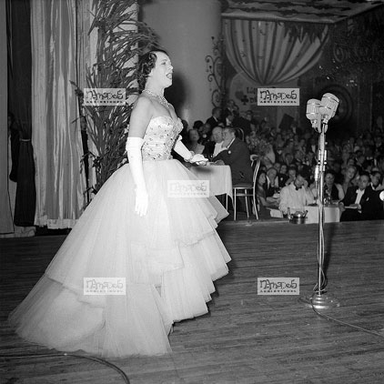 Paris, 19-05, Moulin Rouge, Bal des Petits Lits Blancs, Mr Vincent Auriol, Gary Cooper, Charles Vanel, Gisle Pascal, Bing Crosby, Charly Chaplin, Lily Pons, Aga Khan, Le Toumchin ???, Mme La Baronne de la Sellire