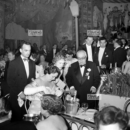 Paris, 19-05, Moulin Rouge, Bal des Petits Lits Blancs, Mr Vincent Auriol, Gary Cooper, Charles Vanel, Gisle Pascal, Bing Crosby, Charly Chaplin, Lily Pons, Aga Khan, Le Toumchin ???, Mme La Baronne de la Sellire