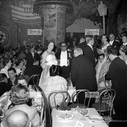 Paris, 19-05, Moulin Rouge, Bal des Petits Lits Blancs, Mr Vincent Auriol, Gary Cooper, Charles Vanel, Gisle Pascal, Bing Crosby, Charly Chaplin, Lily Pons, Aga Khan, Le Toumchin ???, Mme La Baronne de la Sellire