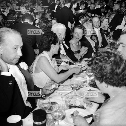 Paris, 19-05, Moulin Rouge, Bal des Petits Lits Blancs, Mr Vincent Auriol, Gary Cooper, Charles Vanel, Gisle Pascal, Bing Crosby, Charly Chaplin, Lily Pons, Aga Khan, Le Toumchin ???, Mme La Baronne de la Sellire