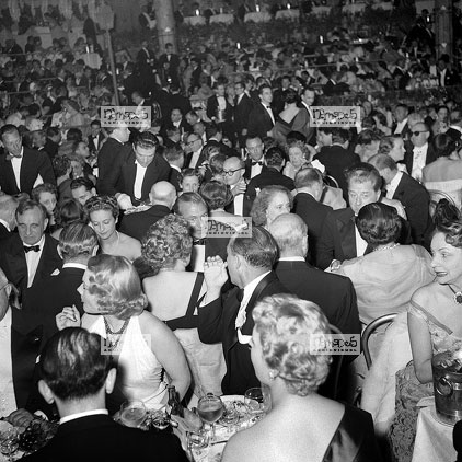 Paris, 19-05, Moulin Rouge, Bal des Petits Lits Blancs, Mr Vincent Auriol, Gary Cooper, Charles Vanel, Gisle Pascal, Bing Crosby, Charly Chaplin, Lily Pons, Aga Khan, Le Toumchin ???, Mme La Baronne de la Sellire