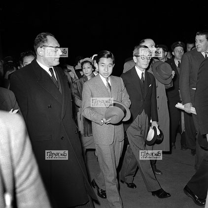 Paris, 09-06, Gare du Nord, arrive du Prince Aki Hito, hritier du Japon, Maurice Shuman, Ambassadeur du Japon  Paris