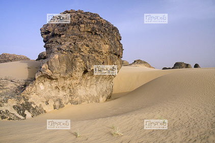 Sahara, Hoggar, Habalbat, laves basaltiques, sable, dune