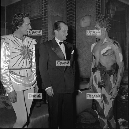 Paris, 02-02, Op�ra, Rentr�e de Serge Lifar, prot�g� par un inspecteur