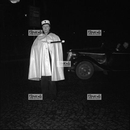 Paris, 14-03, Uniforme Policier, B�ton lumineux essais aux Champs Elys�es