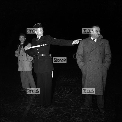 Paris, 14-03, Uniforme Policier, B�ton lumineux essais aux Champs Elys�es