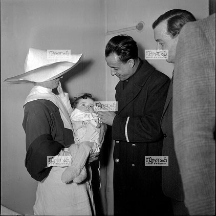 Paris, 18-03, la petite Catherine des Neiges (enfant abandonn�e dans la neige) chez les soeurs de St Vincent de Paul