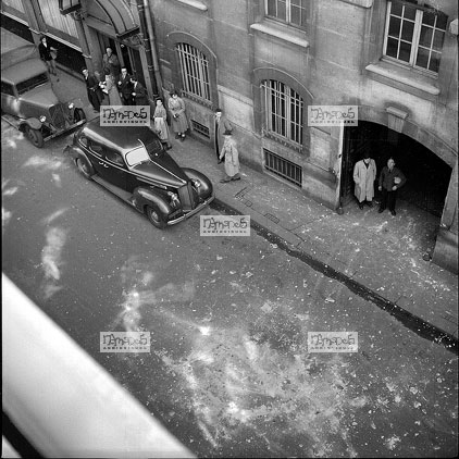 Paris, 11-04, Toit de l'Aurore arrach� par vent violent, pompiers sur le toit, d�bris �cras�s dans la rue