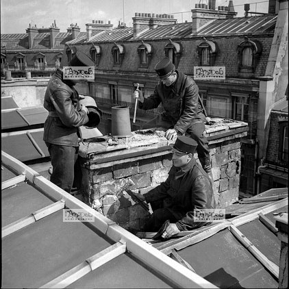 Paris, 11-04, Toit de l'Aurore arrach� par vent violent, pompiers sur le toit, d�bris �cras�s dans la rue