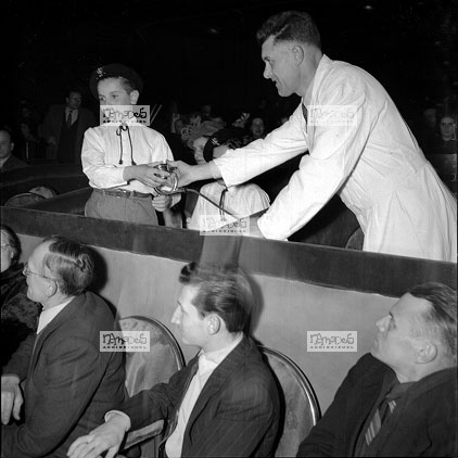 Paris, 13-04, Tirage de la Loterie Nationale � la Salle Pleyel, pupille appuyant sur le d�clancheur, vue des boules