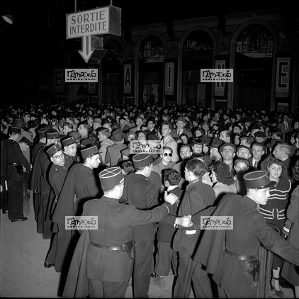Paris, 22-04, D�raillement St Lazare, la foule retenue par la police