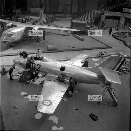 Paris, 26-04, Grand Palais, pr�paratifs du Salon de l'Aviation, chasseurs � r�action, Ouragan