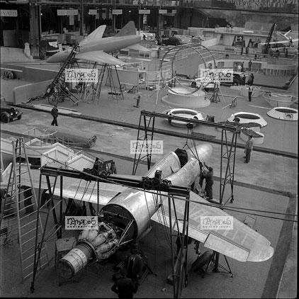 Paris, 26-04, Grand Palais, pr�paratifs du Salon de l'Aviation, chasseurs � r�action