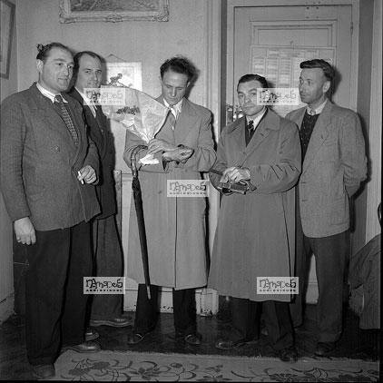 Paris, 29-04, PJ, 2 Voleurs chez M. Clot, avec leurs fleurs et parapluie