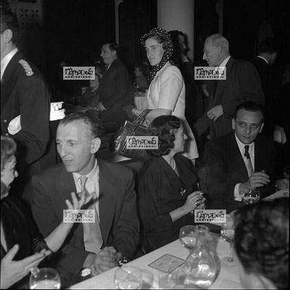 Paris, 03-05, Concita Cuitron arrive au Lido, � une autre table: Erold Flynn