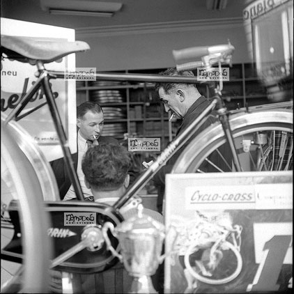 Paris, 04-05, Av. de l'Op�ra, dans une boutique de cycles, achat de Billets de la finale de la Coupe d'Europe de Foot-Ball au march� noir, � un trafiquant