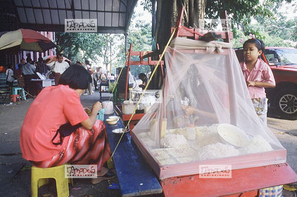 Restaurant en plein air devant la Poste, assiette prot�g�es par une mousseline