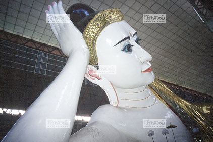 Temple de Chankhatatkyi, Bouddha couch�, t�te et main, l�vres peintes