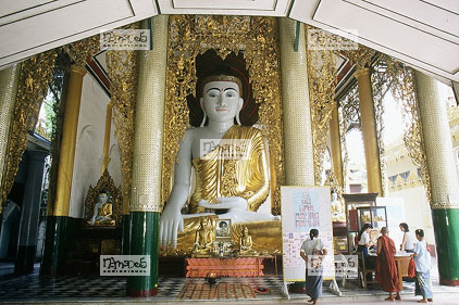 Pagode Shuedagon, Bouddha assis et visiteurs