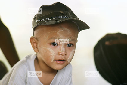 Pagode Shuedagon, Gar�on avec casquette, visage d�cor� de Tanaka