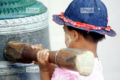 Yangon, Pagode Shwedegon, Fillette frappant une cloche sacr�e, visage d�cor� de Tanaka