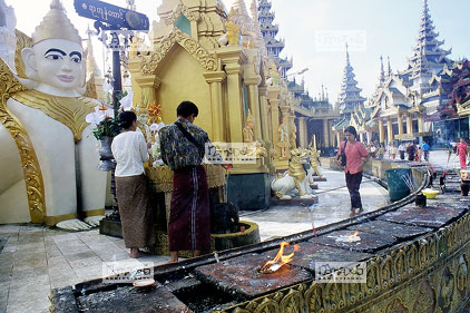 Pagode Shuedagon, enceinte int�rieure, offrande d'encens sur un muret, fid�les debout