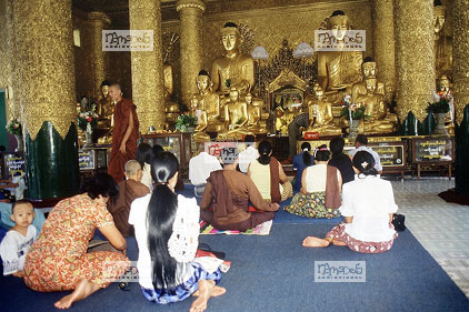 Pagode Shuedagon, fid�les assis en pri�re devant un bouddah