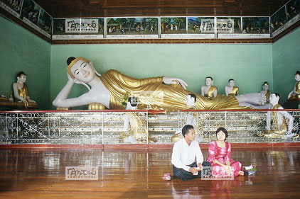 Pagode Shuedagon, Bouddha couch�,�couple de fid�les se reposant