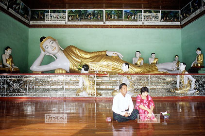 Yangon, Pagode Shwedegon, Couple de p�lerins se reposant, Bouddha couch�