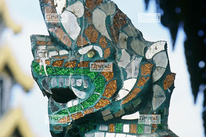 Pagode Shuedagon, T�te de dragon au pied d'un escalier