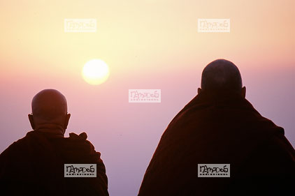 Rocher d'or de Kyaiktiyo, Coucher de soleil, 2 moines en pri�re