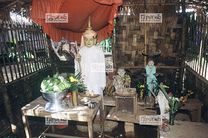 Route de Kyaiktiyo � Bago, Maison des esprits (petit temple), Offrandes