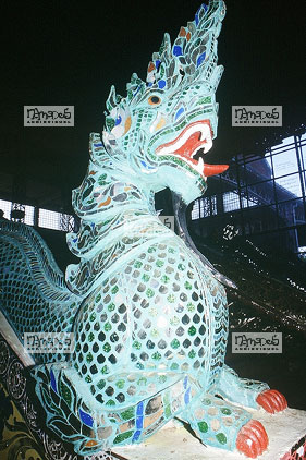 Bago, Pagode d'or de Shwemawdanu, Dragon en c�ramique en bas de l'escalier d'acc�s