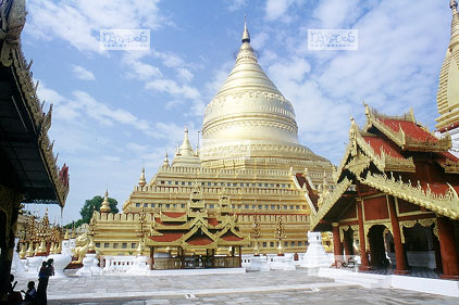 Pagan, Pagode Shwezigon depuis le pavillon d'entr�e