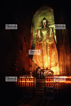 Pagan, Temple Sulamani, Bouddha dor� debout, lampes � huile
