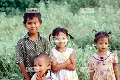 Pagan, Groupe de 4 enfants, fr�res et soeurs, visage d�cor� de Tanaka
