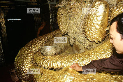 Mandalay, Pagode Mahamuni, fid�le d�posant des feuilles d'or sur le pied d'un Bouddha