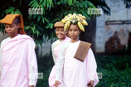 Mandalay, Groupe de nonnes, V�tements roses, R�gime de bananes