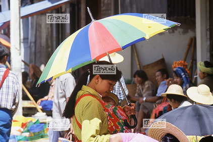 Mandalay, Petit march�, Parapluie multicolore