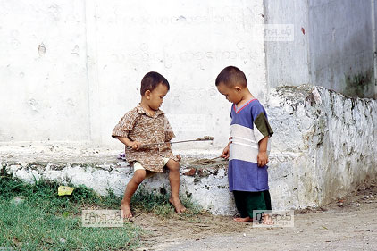 Mingun, 2 gar�onnets jouent
