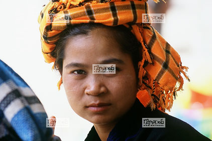 Mandalay, Petit march�, Gros plan de femme avec un turban orange
