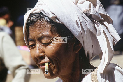 Mandalay, Petit march�, Gros plan de femme avec turban blanc et cigare