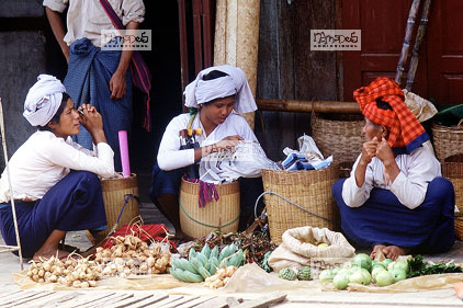 Mandalay, Petit march�, 3 vendeuses de l�gumes